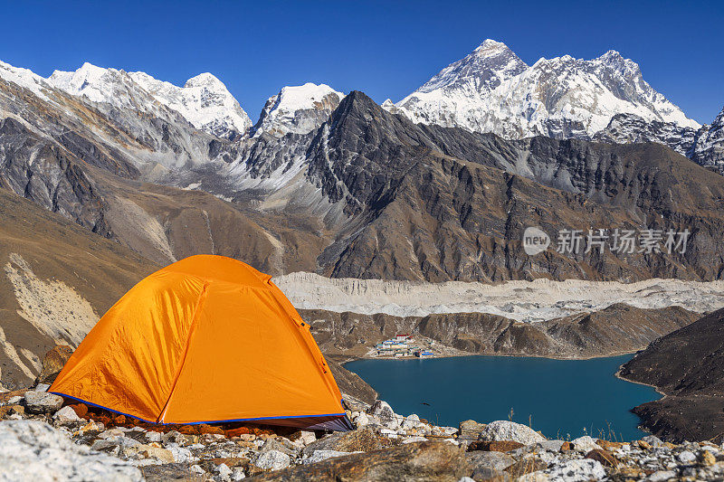 从尼泊尔喜马拉雅山脉的Renjo La俯瞰珠穆朗玛峰